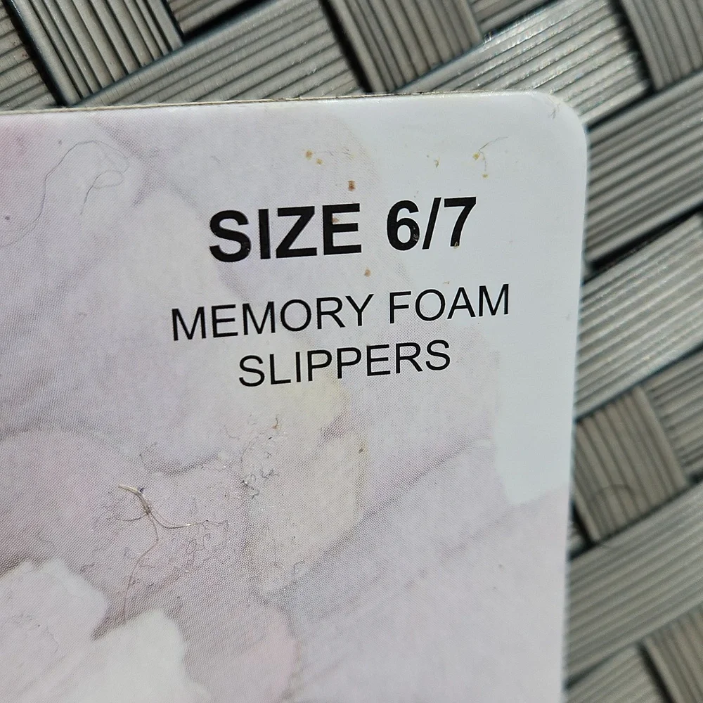 NEW WITH TAGS Kensie Size 6/7 Ivory Red Strawberries Fuzzy Memory Foam Slippers - Picture 5 of 17